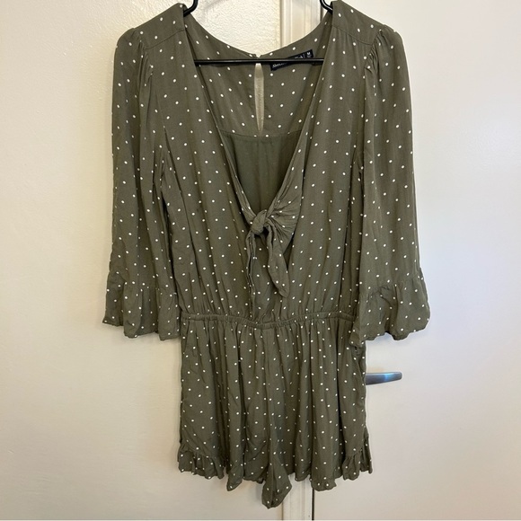 Abercrombie & Fitch Sage Green White Polka Dot Front Tie Romper Size Medium - Picture 3 of 8